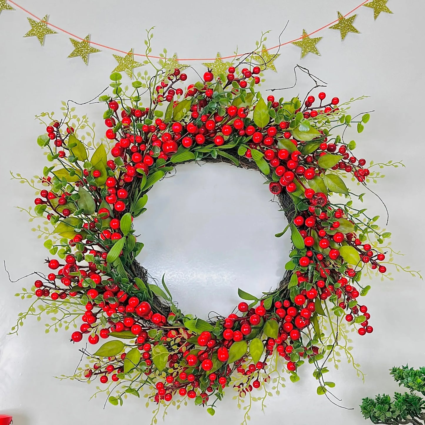 Green Leaves & Red Berries Wreath - Large (55 cm) PartyPerfetto