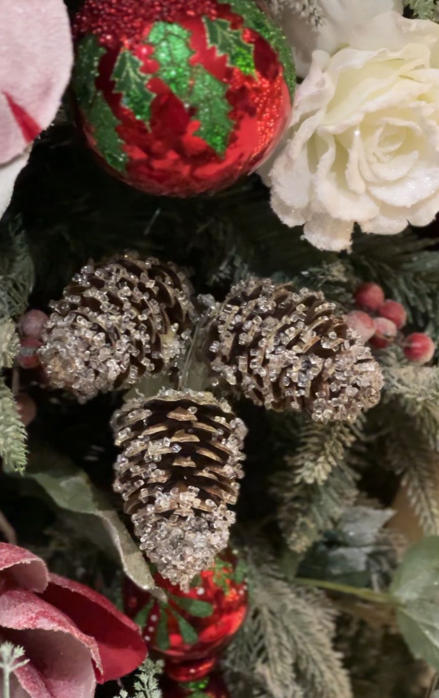 BERRIES AND PINECONES